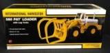 I-H 560 Pay Loader with Log Forks Diecast Replica Tractor In Box