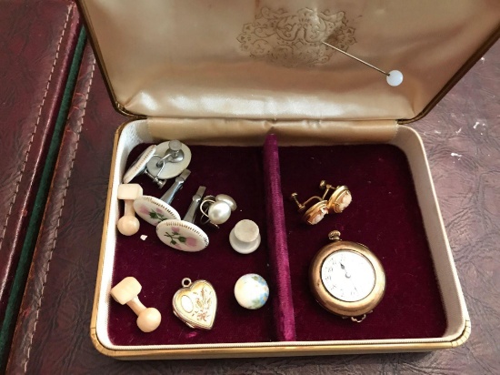 Group of vintage jewelry