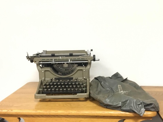 Vintage 1940's Underwood Typewriter