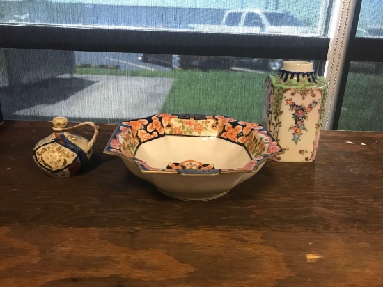 Group of three oriental porcelain items