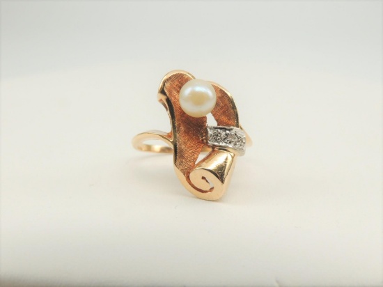 14k Yellow Gold Pearl and Diamond RIng