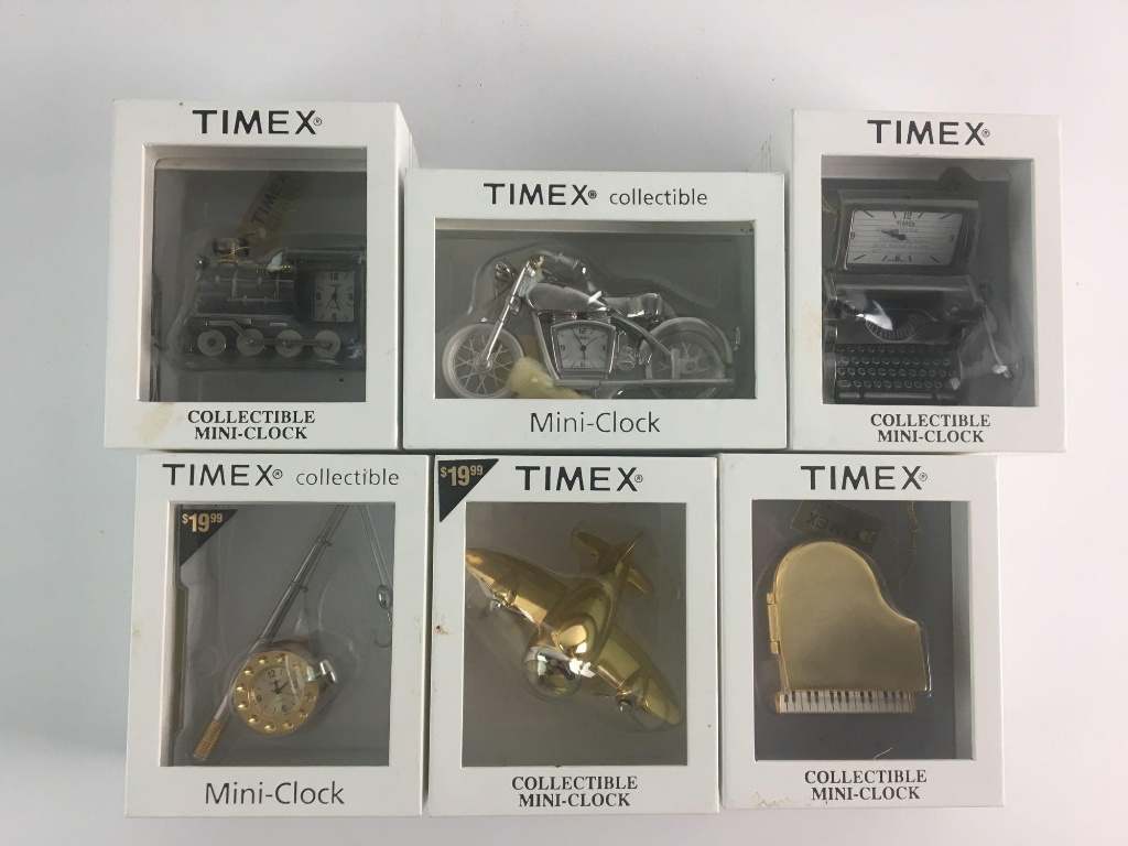 TIMEX COLLECTIBLE LOCOMOTIVE MINI CLOCK 1 3/4" TALL NEW IN BOX 