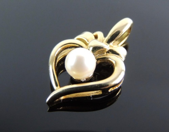 10k Yellow Gold Pendant with Pearl