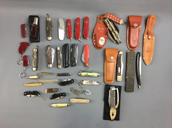 Group of 30 vintage pocket knives and some sleeves