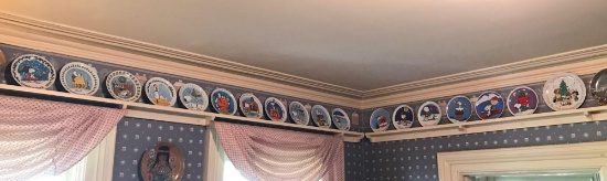 Group of 18 Charles Schultz Christmas signature series peanuts souvenir plates