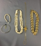 Group of 5 pieces of jewelry