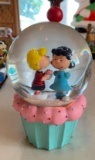 Department 56 Peanuts cupcake Lucy and Schroeder snow globe