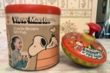 Group of 2 Vintage Peanuts Toys View-master and top