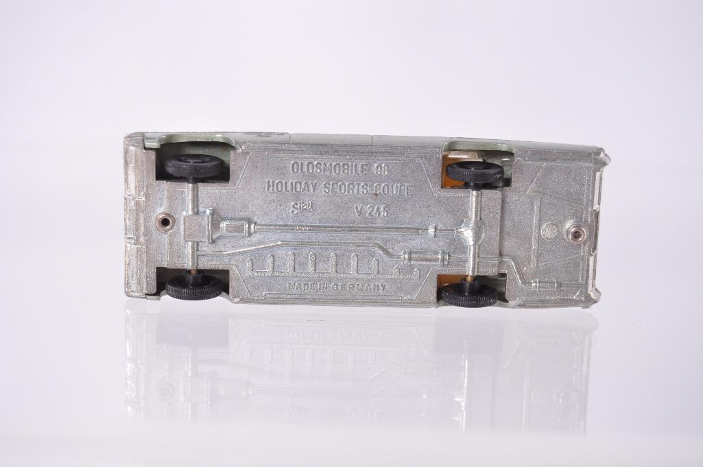 ミニカー Siku V245 OLDSMOBILE 98 Holiday-Sports diecastplus.info - Model Details