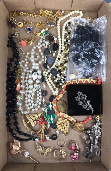 Group of 30+ pieces costume jewelry