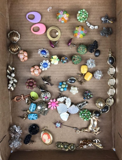 Group of 30 pieces costume jewelry