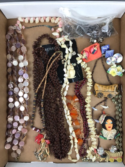 Group of 25 pieces costume jewelry