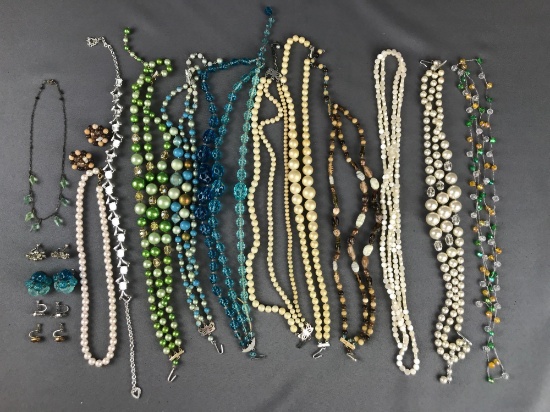 Group of 20+ pieces costume jewelry