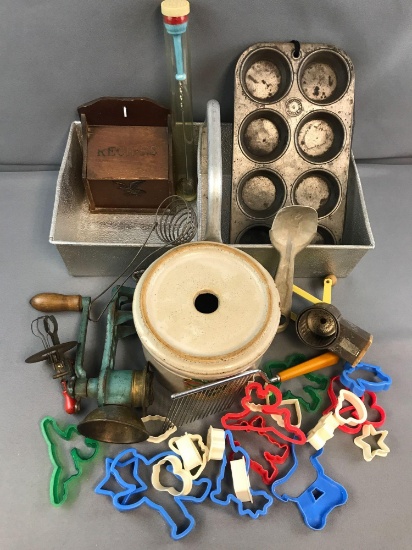 Group of 30+ Pieces : Vintage Baking/Kitchen Utensils