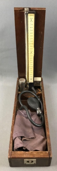 Vintage "B-D Manometer" Blood Pressure Gauge w/ Wooden Carrying Case