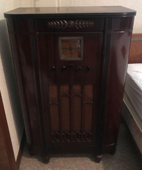 Antique 1934 General Electric M86 8 tube console radio