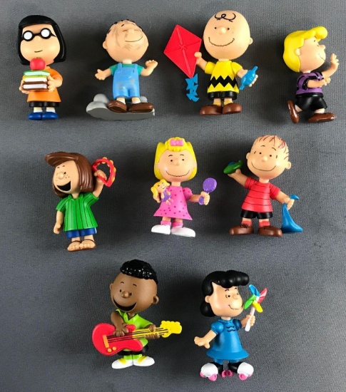 Peanuts Group of 9 Figurines