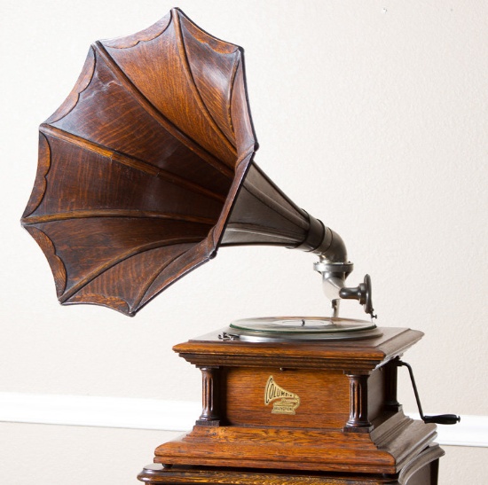 Scarce and very desirable table model Columbia Graphophone in beautiful quarter sawn oak case with r