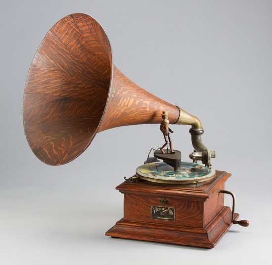 Original Victor Talking Machine, Style No. 2, SN 17937A, in original quarter sawn oak case, good pla