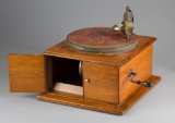 Antique, table model, oak case Victor Talking Machine, with open front horn, circa 1915-1920, plays