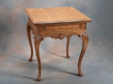 High quality, highly carved antique oak Parlor / Lamp Table, circa 1900s, in excellent finish and co