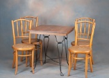 Five piece antique oak Ice Cream Table with four bentwood chairs, circa 1920s.  Table has 27