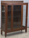 Antique Mission Oak China Cabinet with three glass adjustable shelves, circa 1910, measures 58