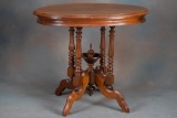 Beautiful Victorian walnut oval Lamp Table, circa 1870s-1880s, with Jenny Lind style turnings on leg
