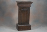 Antique oak Pedestal, circa 1900-1920, in dark old original estate finish and condition, measures 33