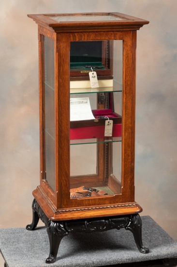 Beautiful quarter sawn oak two-piece custom Table Model Showcase with adjustable shelves, on removab