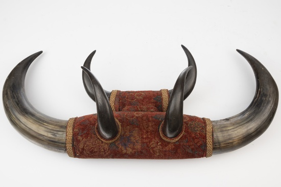 Exceptional Buffalo Horn hanging Hat Rack constructed of six matching buffalo horns. Rack measures 3
