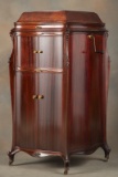 Fantastic antique Victor Victrola, circa 1920s, in beautiful serpentine mahogany case. Note: All com
