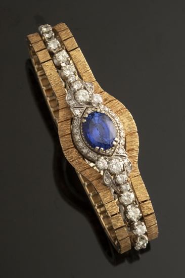 Ladies 14kt white gold diamond watch case and bracelet containing approximately 4.25ctw round brilli