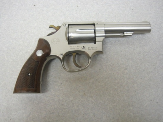 Taurus mod.? 38 Special cal revolver stainless w/wood grips ser # 1571290