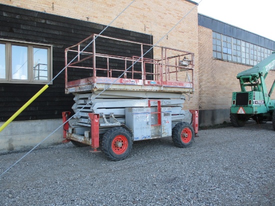 2007 SKY JACK, DUAL FUEL PSI, 4 CYL 42" EXTENDED, HYDRAULIC OUTRIGGERS 41'