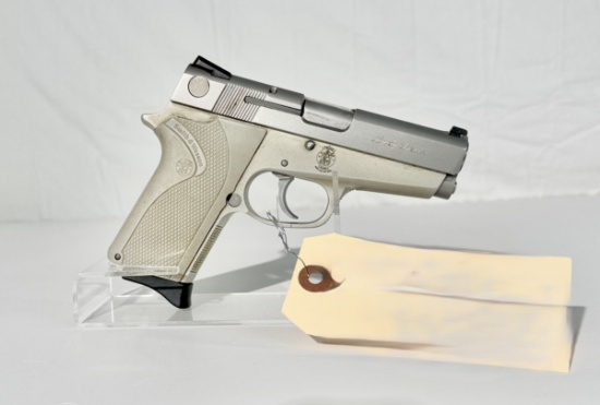 Smith & Wesson  mod 3913 9mm semi auto pistol