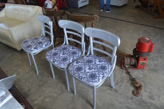 TABLE/CHAIRS