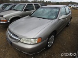01 NISSAN GXE 4DR