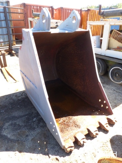 BIG EXCAVATOR BUCKET