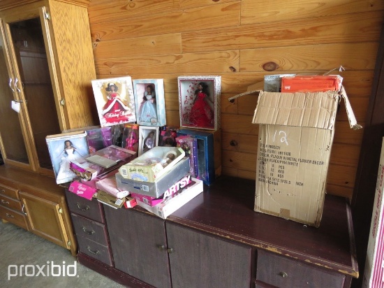 LOTS OF HOLIDAY BARBIE DOLLS IN CASE APRX 28 DOLLS