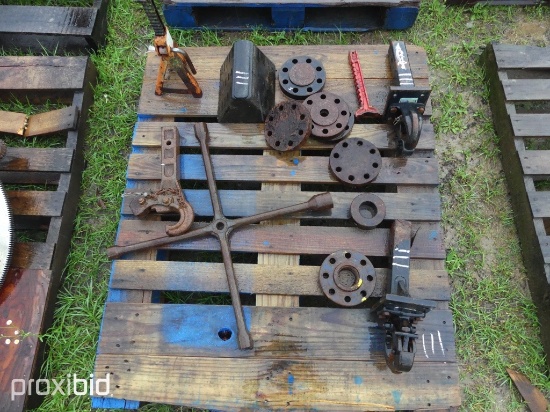 PALLET W/PENDLE HITCHES & TOOLS