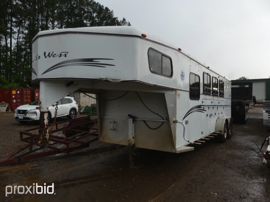 SIERRA 3 HORSE SLANT W/LIVING QUARTERS
