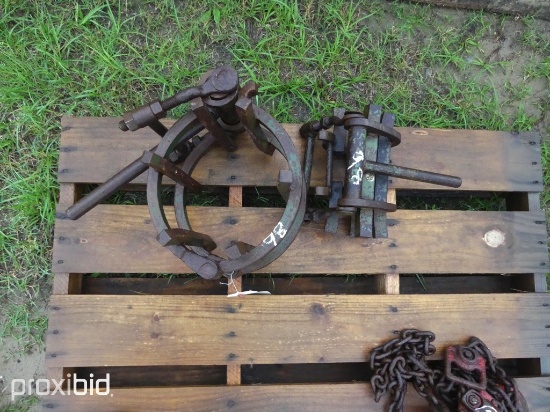 2 PIPE CLAMPS