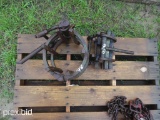 2 PIPE CLAMPS