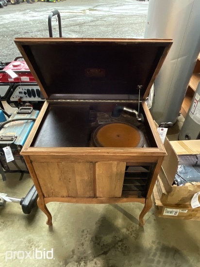 ANTIQUE RECORD PLAYER