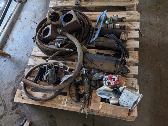 PALLET W/HYDRAULIC MISC PARTS
