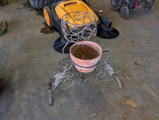 FLOWER POT & METAL STAND