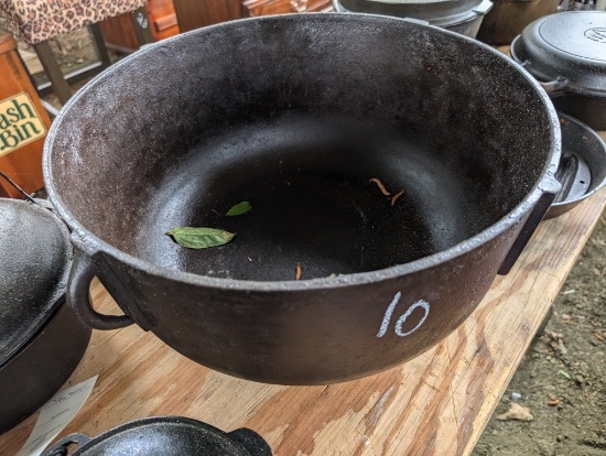 BIG CAST IRON POT W/LEGS