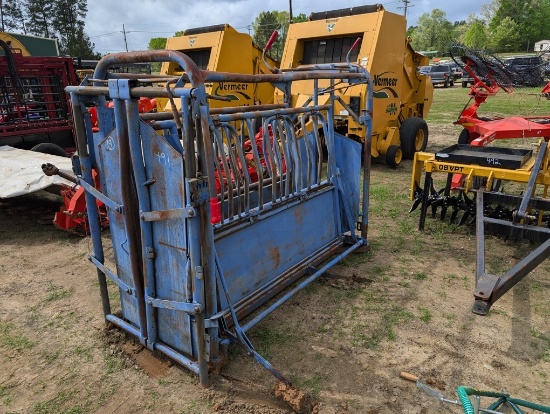 PRIEFERT CATTLE SQUEEZE CHUTE