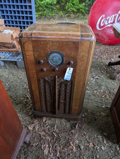 ANTIQUE RECORD PLAYER